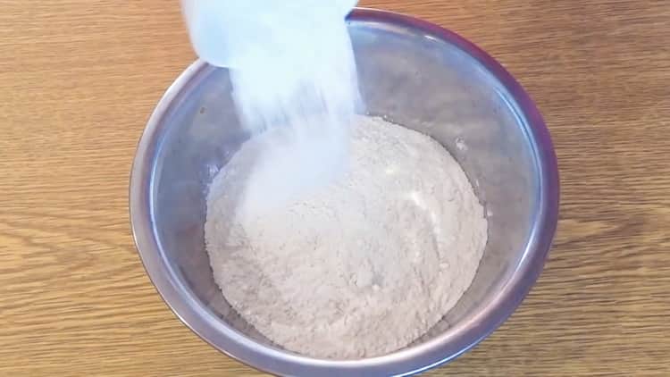 Пресейте брашно, за да направите кефирен кекс