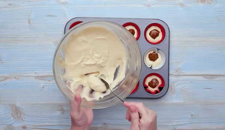 За да приготвите тарталети с кондензирано мляко, сложете тесто отгоре с кондензирано мляко