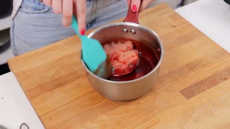 Разтворете желатина, за да направите ягодов чийзкейк