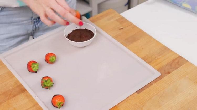 За да направите ягодов чийзкейк, направете плодове с шоколадово покритие