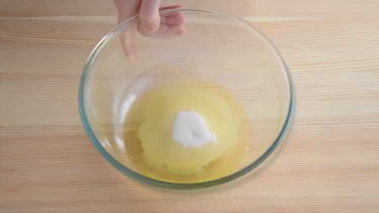 За да приготвите крема, смесете белтъците със захарта