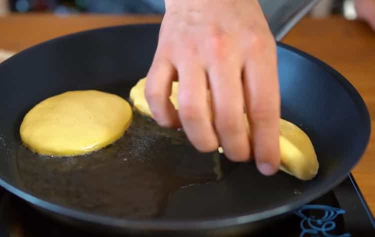За да направите царевични тортили, предварително загрейте тигана