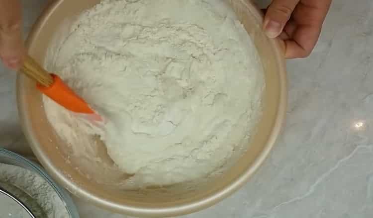 За приготвянето на торти на кефир в тиган замесете тестото