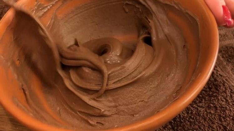 За да направите шоколадова торта, разтопете шоколада