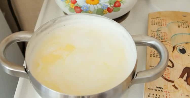 připravená těstová mléčná polévka