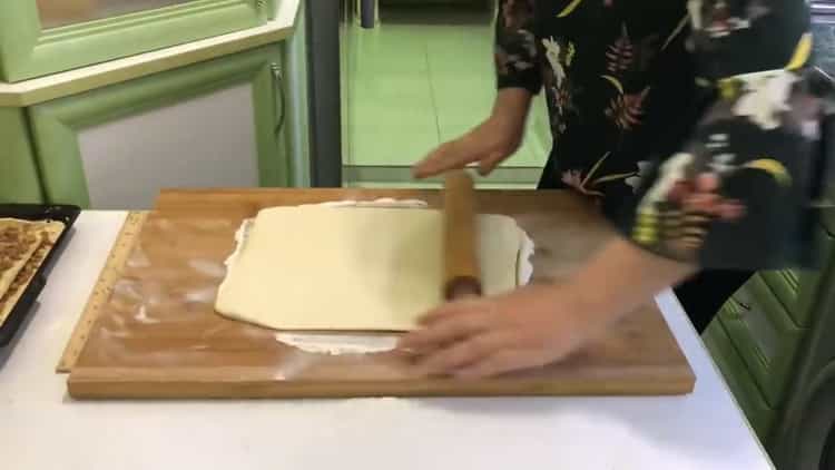 За да направите бутер тесто баклава разточете тестото