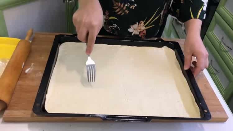 За да направите бутер тесто баклава, направете разрези върху тестото