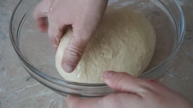 За да направите пайове с лук и яйца, омесете тестото