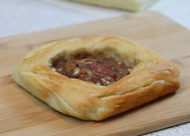 Пайове с месо от бутер тесто: стъпка по стъпка рецепта със снимки