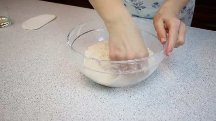 За да направите банички с бутер тесто, смесете съставките