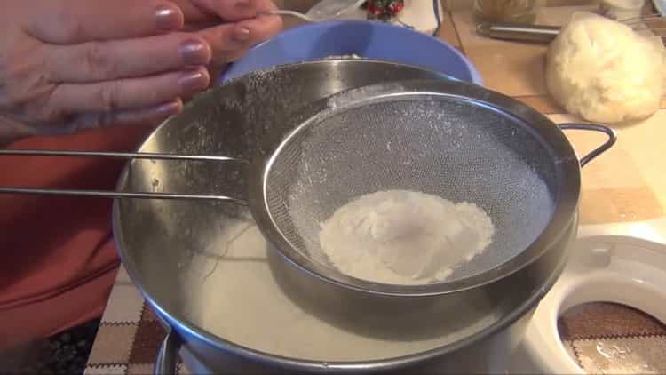 Пресейте брашно, за да направите извара банички