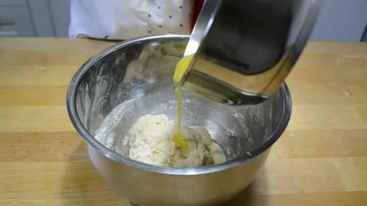 أضف الزبدة لصنع فطائر البيض