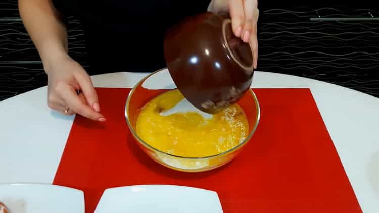 За да направите обикновена великденска торта, разбийте яйцата