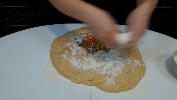 За да направите обикновена великденска торта, гответе стафиди и захаросани плодове