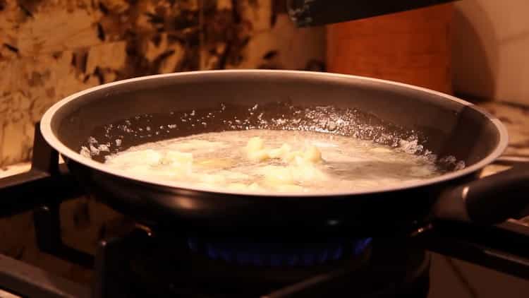 За да приготвите кремообразен сос за спагети, пригответе чесъна