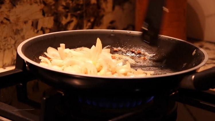 За да приготвите кремообразния сос за спагети, пригответе лука