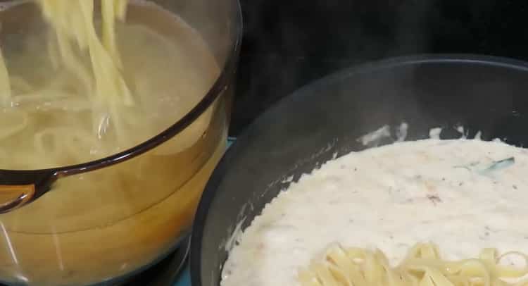 За да направите спагети със скариди, смесете съставките.