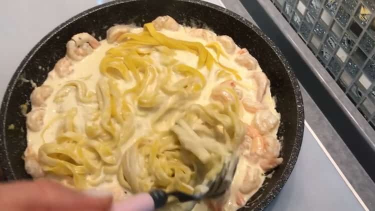 Спагети със скариди в кремообразен сос по стъпка по стъпка рецепта със снимка