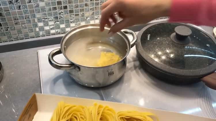 За да направите спагети със скариди в кремообразен сос, пригответе юфка