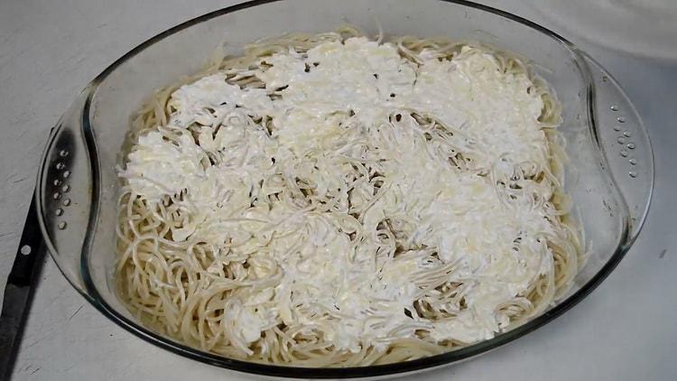 Vrstvené špagety rozložte mletým masem.