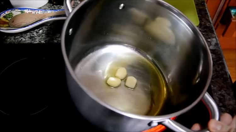 За да направите супа от скумрия, запържете чесъна