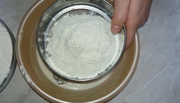 Пресейте брашно, за да направите тесто за сладкиши.
