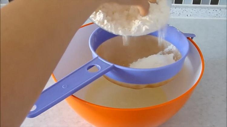 Пресейте брашно, за да направите тесто за питки без мая