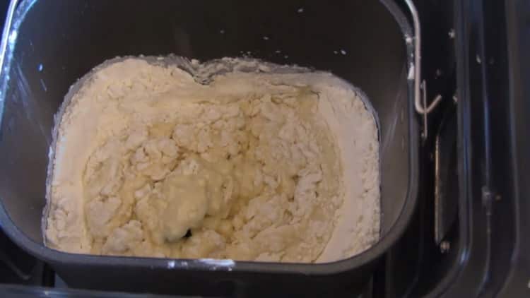 За да приготвите тестото за сладкишите в хлебопекарната, добавете брашно