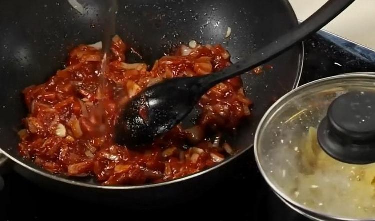 Смесете съставките, за да направите доматения сос за спагети