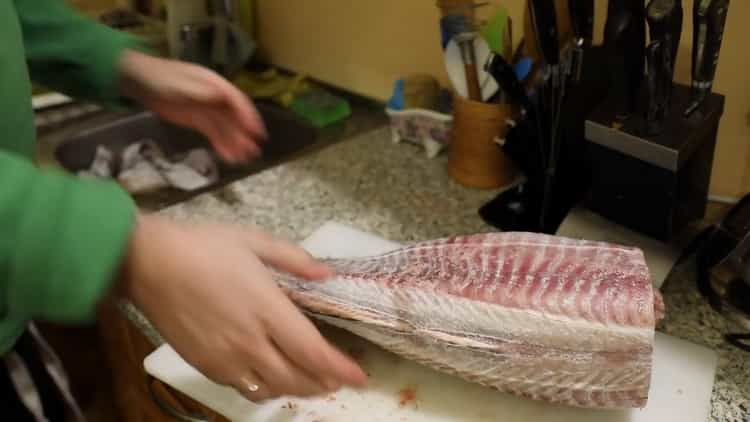 Chcete-li vařit rybí polévku z burbotu, nakrájejte ryby