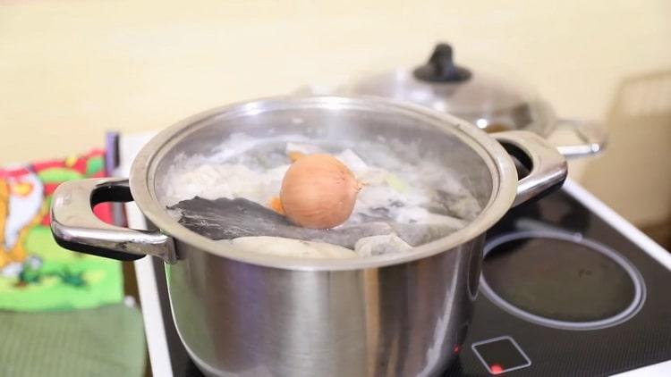 Přidejte cibuli a připravte burbotovou polévku