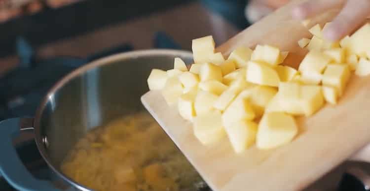 За да направите финландска супа от сьомга, нарежете картофите
