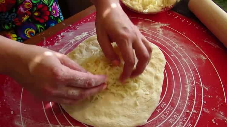 За да приготвите качапури в тиган, сложете пълнежа върху тестото