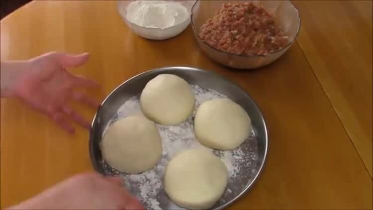 За да направите качапури с месо, разделете тестото
