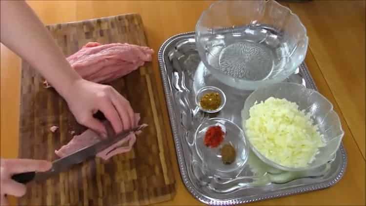 За да приготвите качапури с месо, нарежете месото