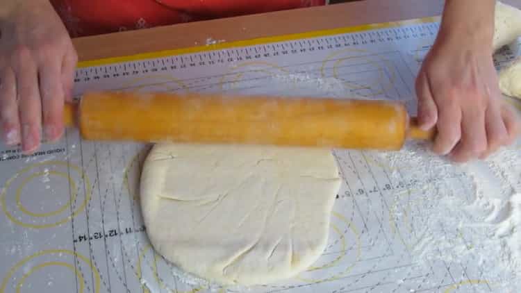 За да направите качапури с извара и сирене, навийте торта
