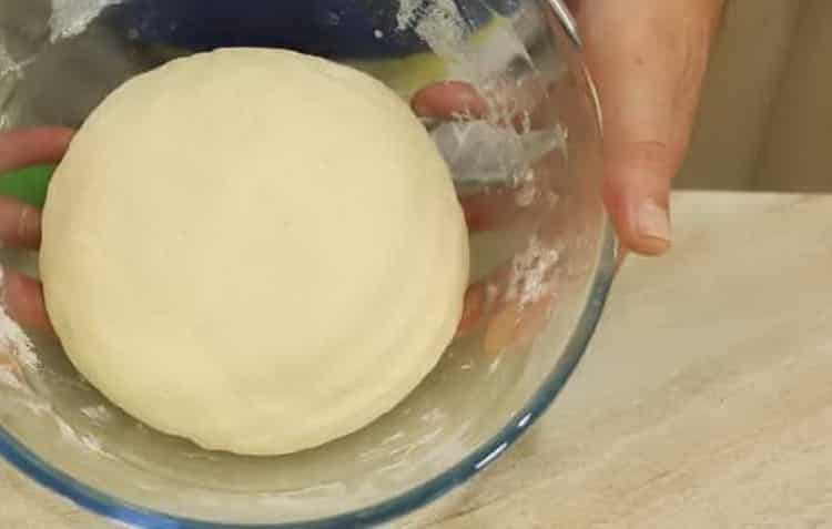 За да направите качапури с яйце и сирене, омесете тестото