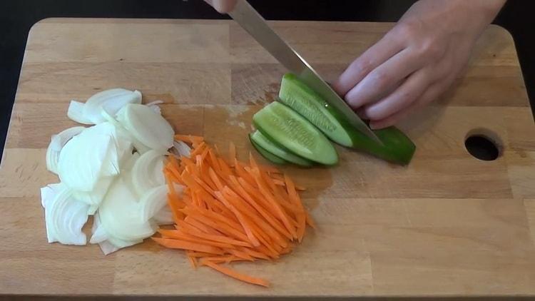 За да готвите скумрия риба хе, нарязвайте зеленчуците