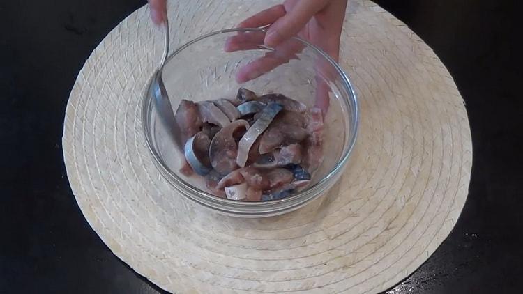 За да направите скумрия риба хехе, добавете сол
