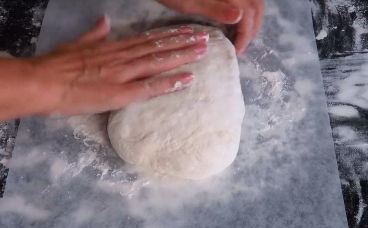 Разточете тесто, за да направите хляб циабата