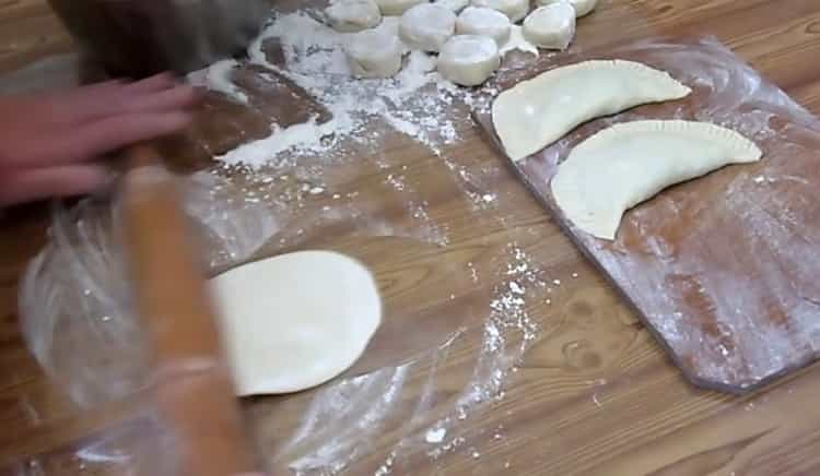 За да направите чебуреки със сирене, разточете тестото