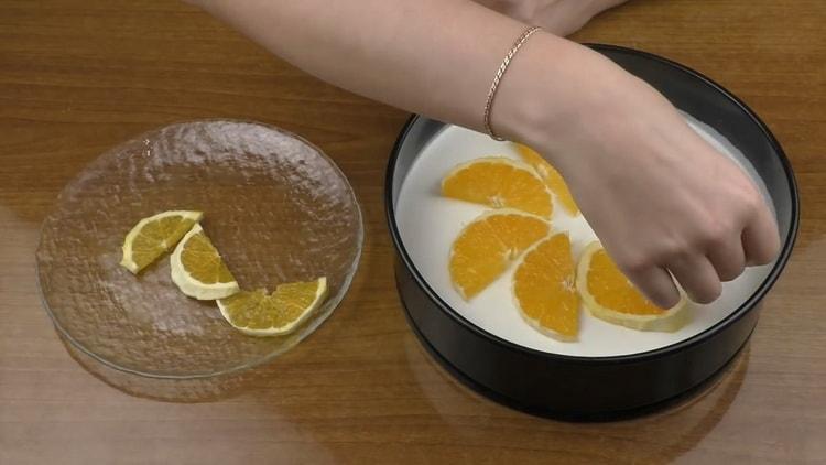 За да направите чийзкейк без печене, сложете портокал върху крем