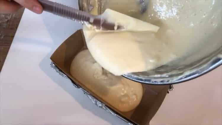 За да приготвите чийзкейк с маскарад и печене, поставете тестото във форма