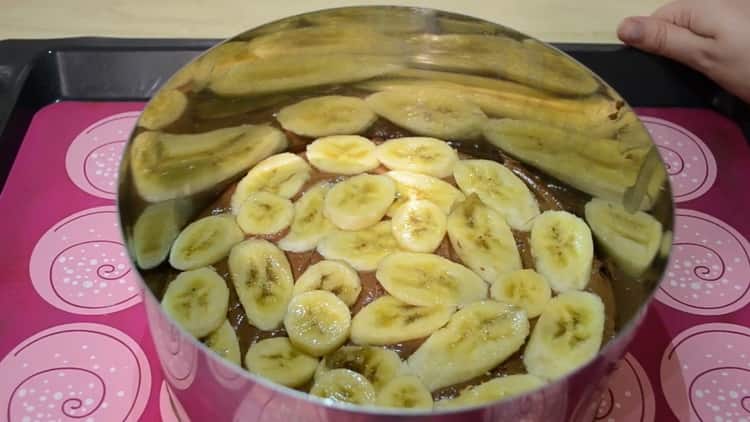 За да направите торта с шоколадов банан, сложете банана върху тестото