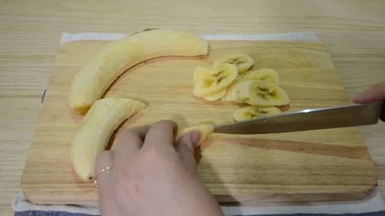 За да направите шоколадов мъфин за банан, изрежете банан