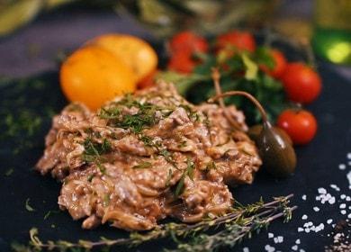 طبخ لحم البقر ستروغانوف: وصفة كلاسيكية مع كريم.