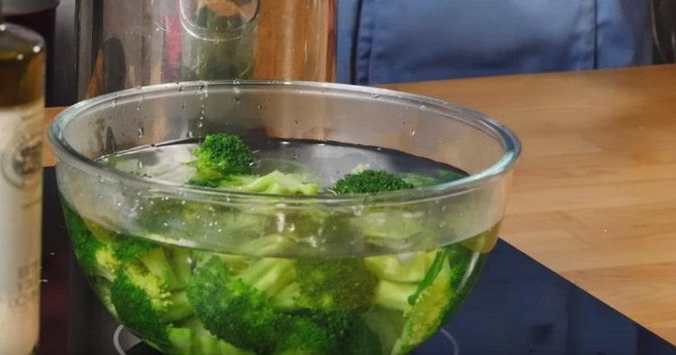Слагаме готовите броколи в купа с ледена вода.