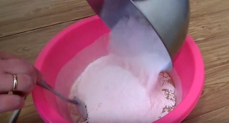Изсипете брашно в течните съставки.
