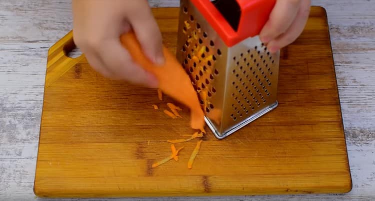 За да готвите кюфтета, настържете морковите