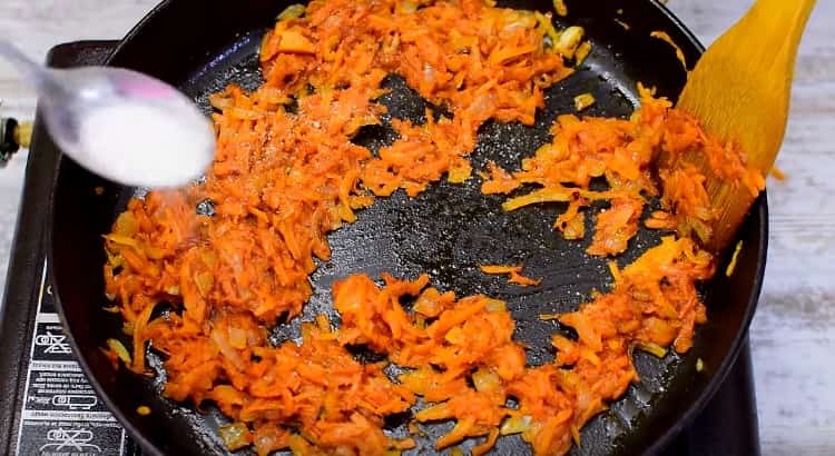 Добавете доматеното пюре, солта и захарта към зеленчуците в тигана.